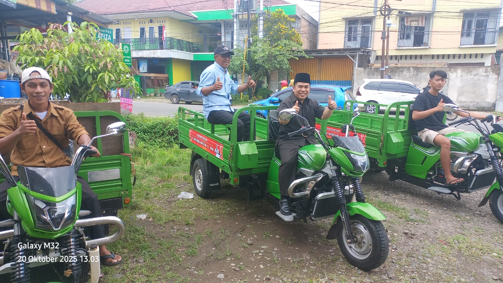 Mulyadi Muslim Salurkan Pokir, Tiga Becak Motor Diserahkan untuk Pengelolaan Sampah