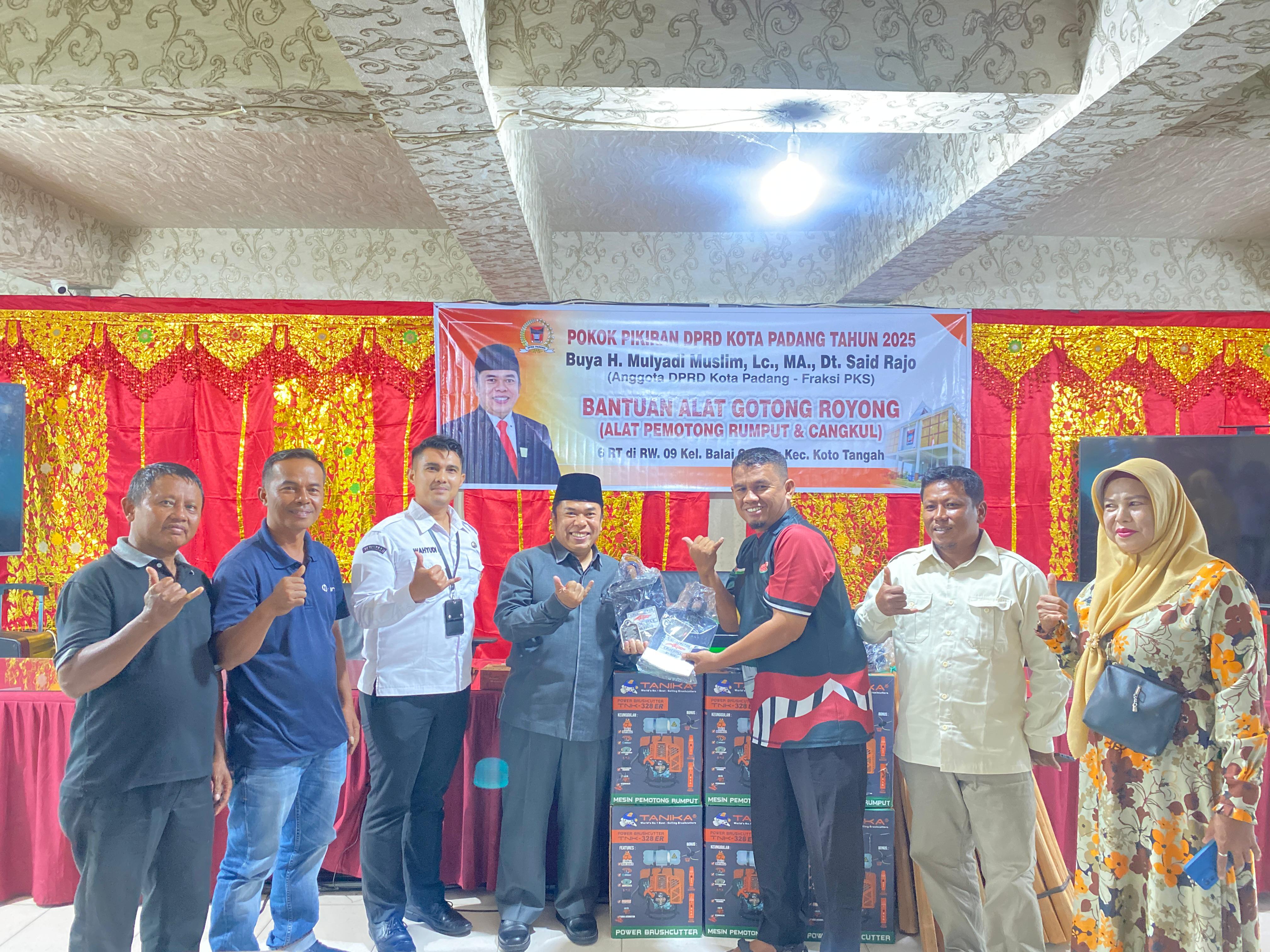 Buya Mulyadi Muslim Salurkan Alat Gotong Royong untuk Warga Balai Gadang