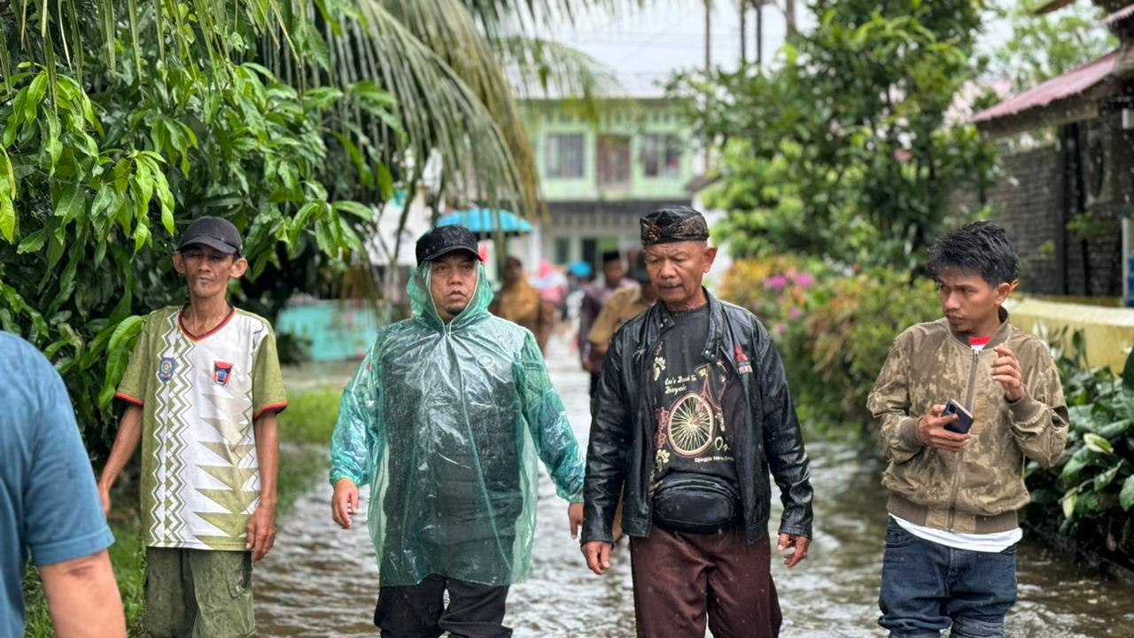 Anggota MPD PKS Turun Langsung, Ketua DPRD Muharlion Terjang Banjir Koto Tangah Salurkan Bantuan Dana Pribadi
