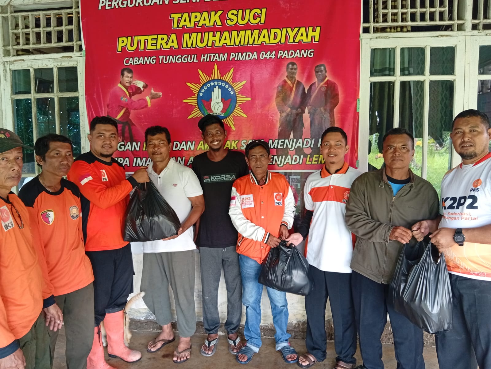Respons Cepat Bencana, PKS Koto Tangah Salurkan 100 Nasi Bungkus untuk Korban Banjir Dadok Tunggul Hitam