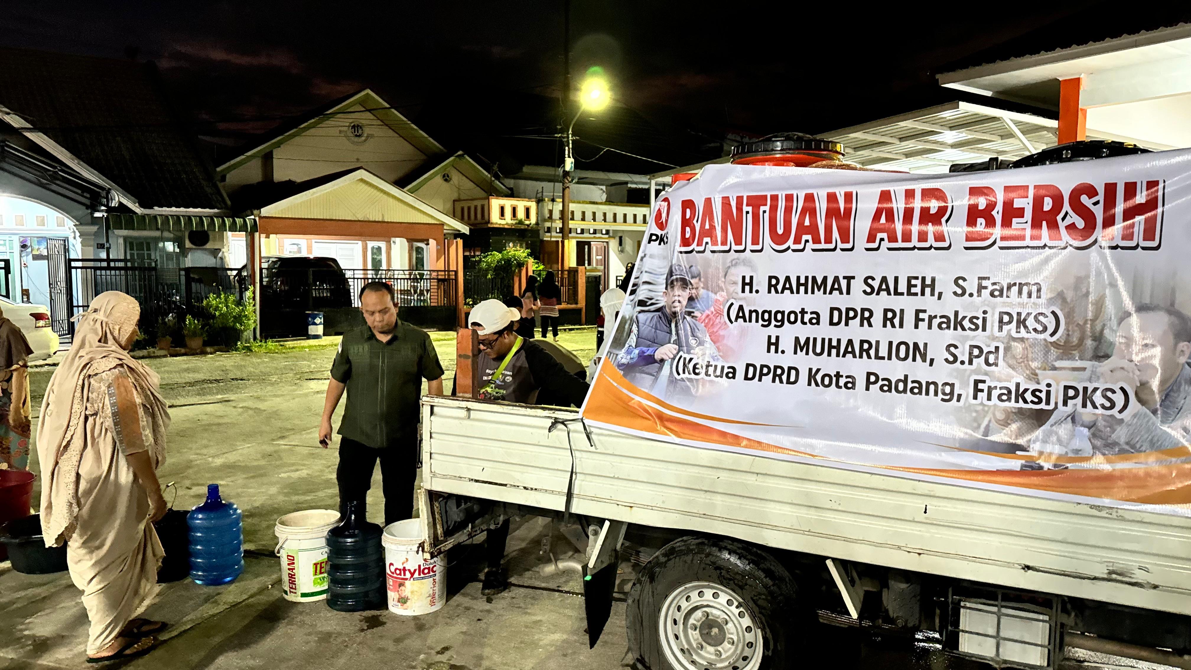 PDAM Mati, PKS Padang Salurkan Air Bersih untuk Masjid Jihad dan Warga Terdampak Banjir