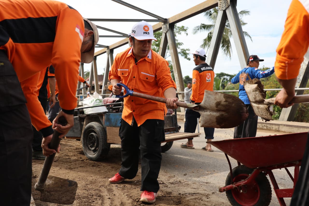 PKS Kerahkan Kader Bersihkan Jembatan Lori Lubuk Minturun