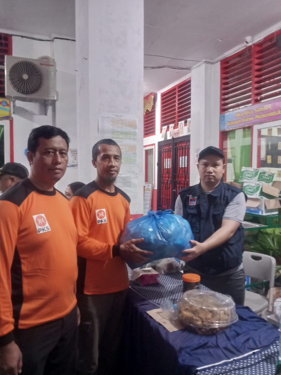 Dari Pagi Hingga Malam Hari, DPC PKS Pauh Tak Henti Berbagi Makanan dan Kebutuhan Pengungsian