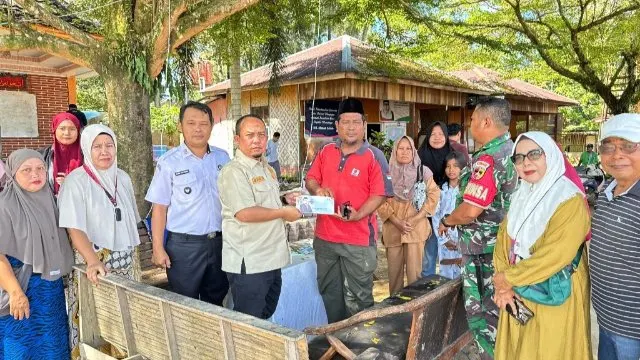 Ketua DPRD Padang Berikan Bantuan Tunai untuk Sembilan Keluarga Korban Banjir Bandang di Batang Kabung 