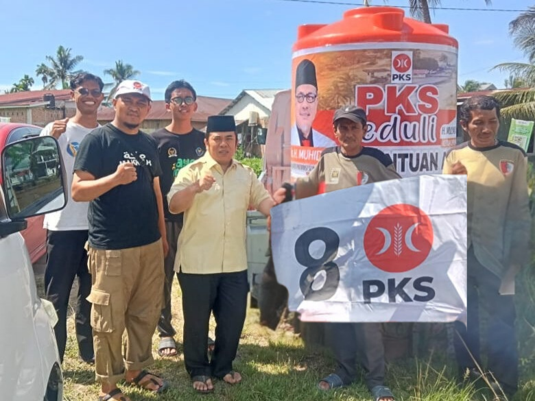 Truk dan Toren PKS Keliling Kota Padang, Salurkan Air Bersih untuk Warga Terdampak Banjir