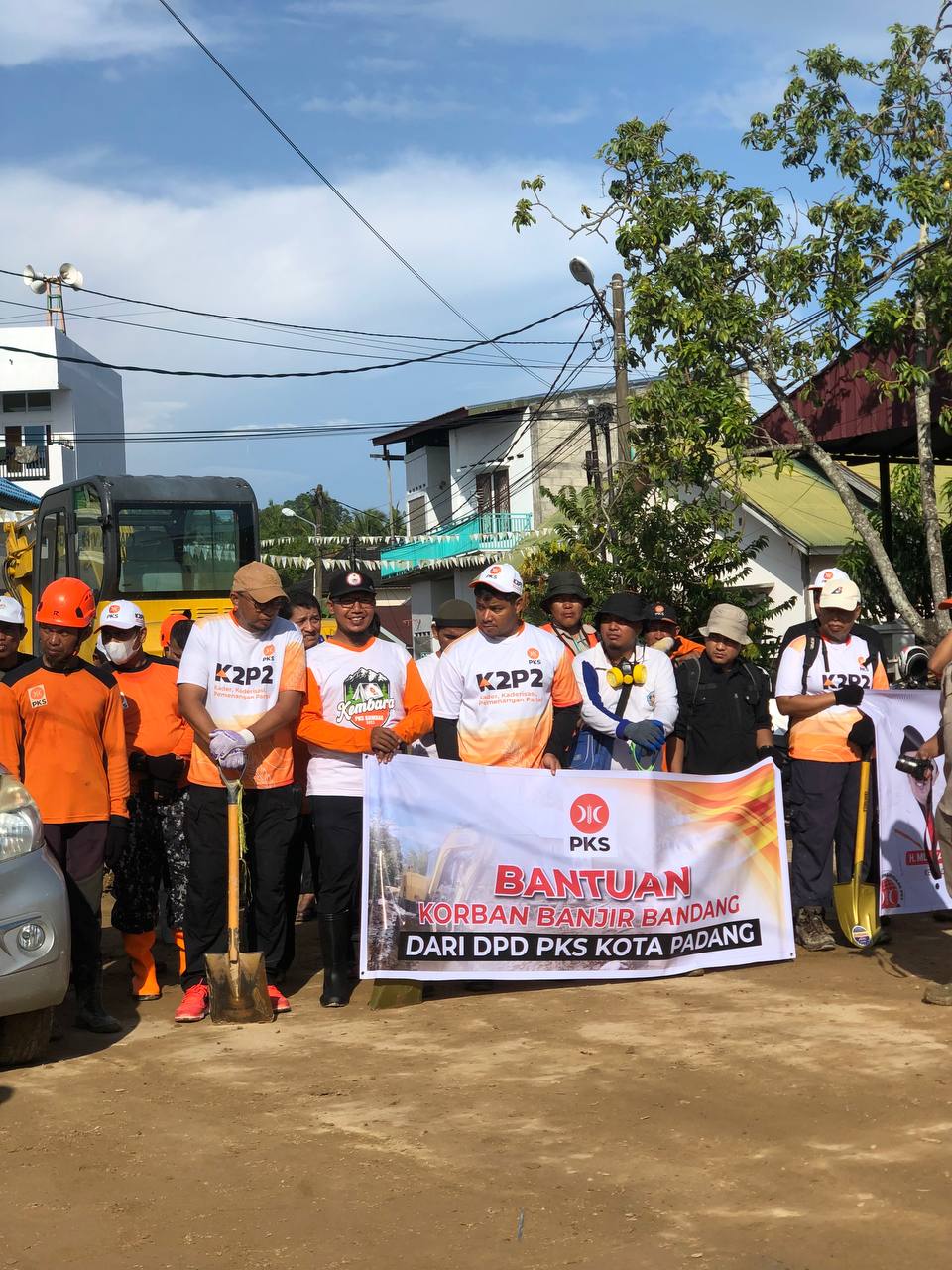 PKS Padang Kerahkan Tiga Alat Berat Bersihkan Lumpur di Griya Permata Dua