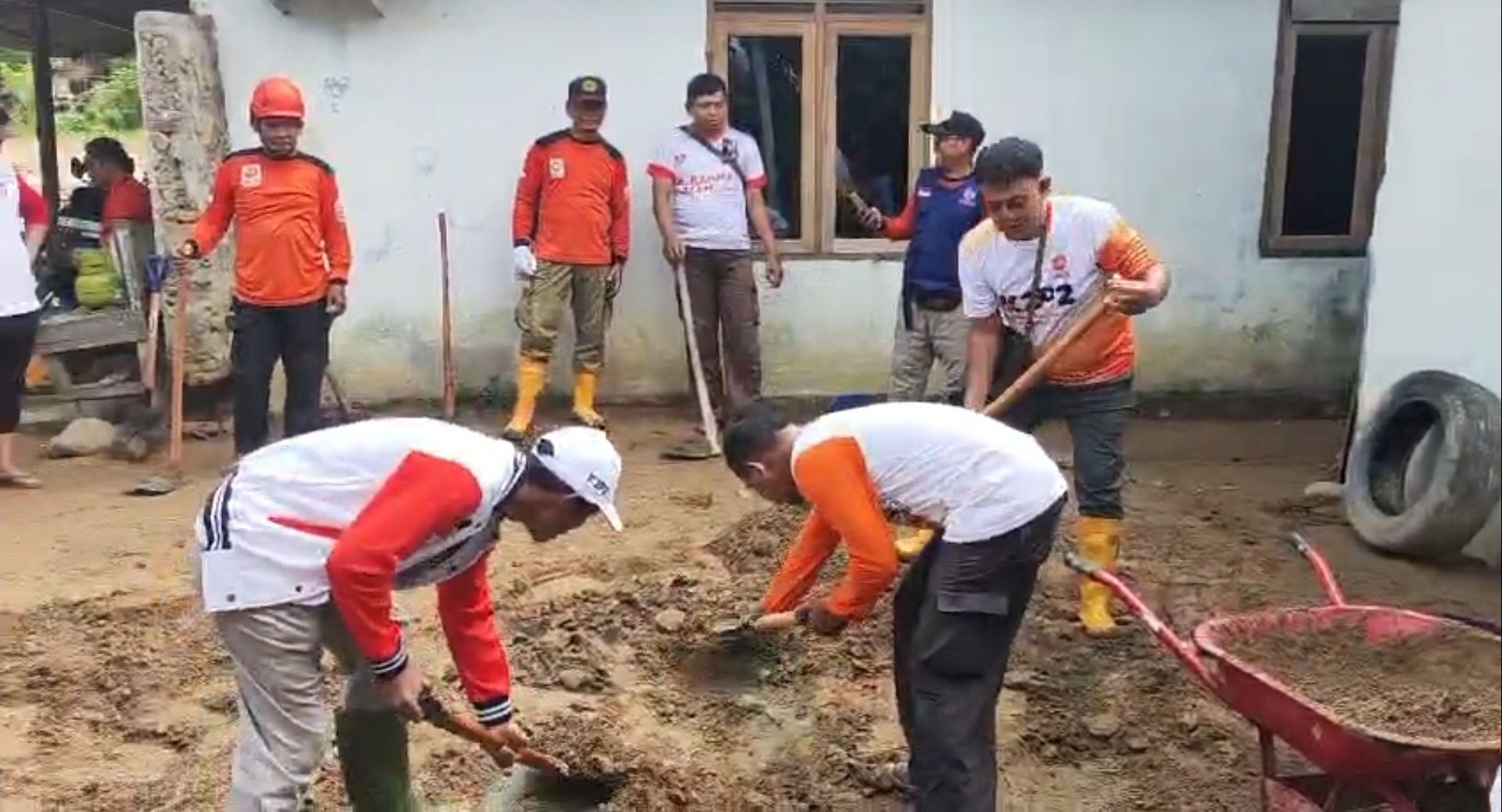 PKS Kota Padang Terus Dampingi Warga, Gelar Aksi Bersih-Bersih di Tiga Titik Pasca Banjir