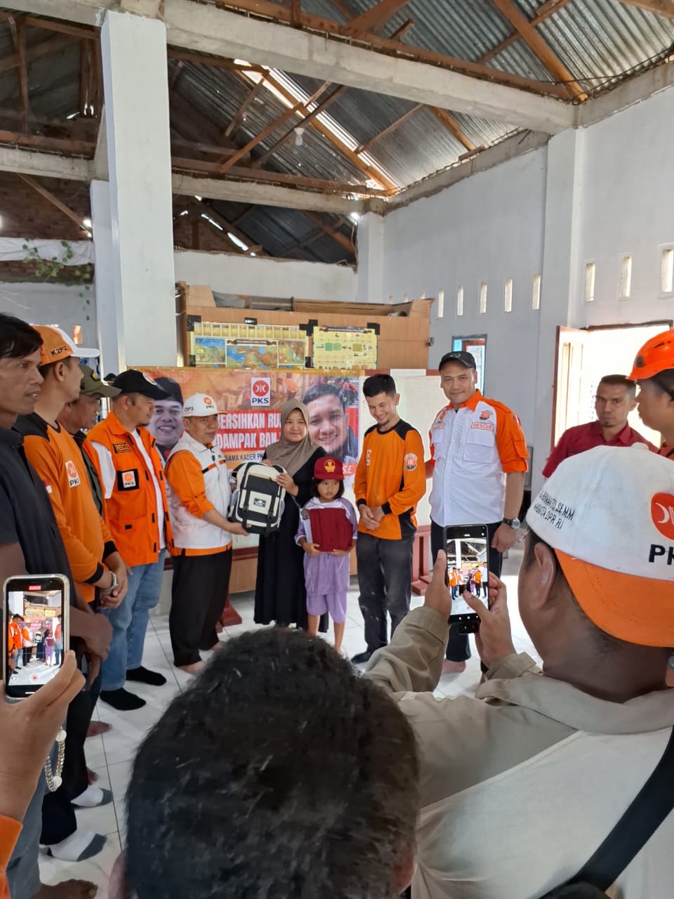 PKS Salurkan Bantuan Perlengkapan Sekolah untuk Anak Terdampak Bencana di Kuranji