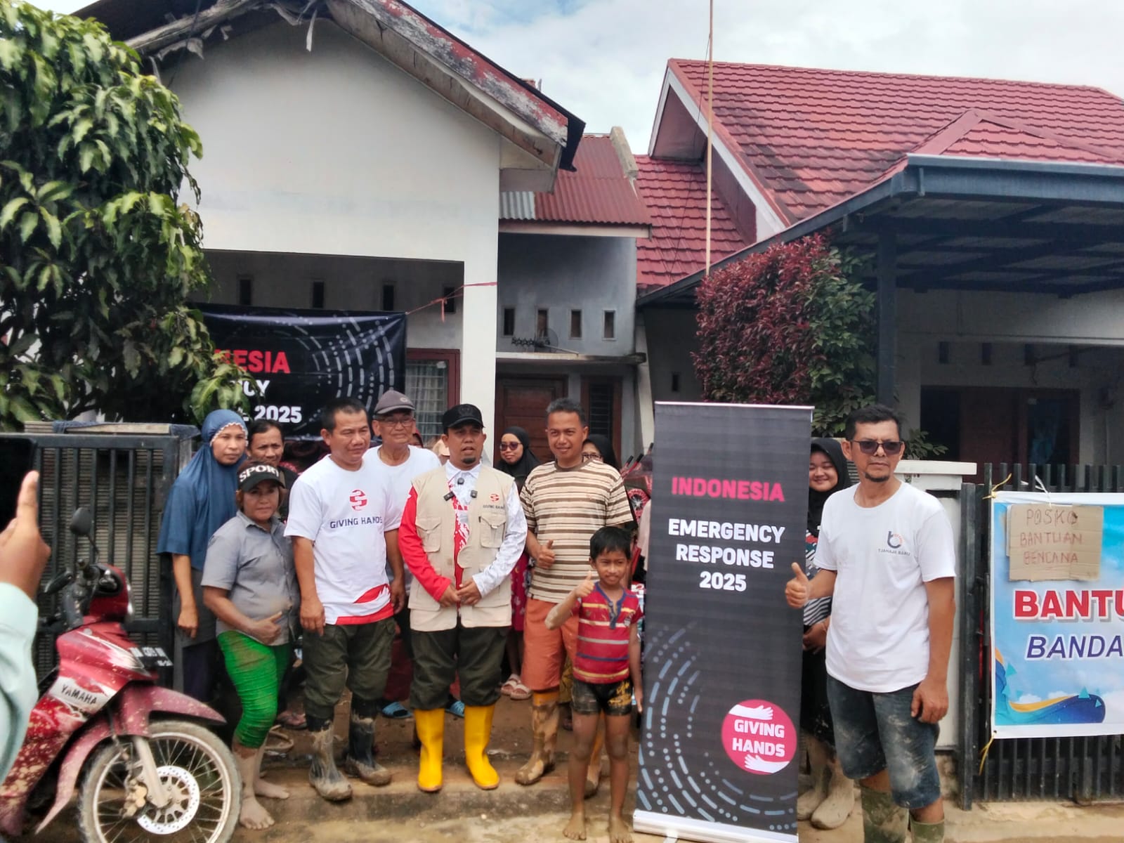 Muharlion Bersama Yayasan Aksi Kemanusiaan Salurkan Bantuan untuk Warga Terdampak Banjir 