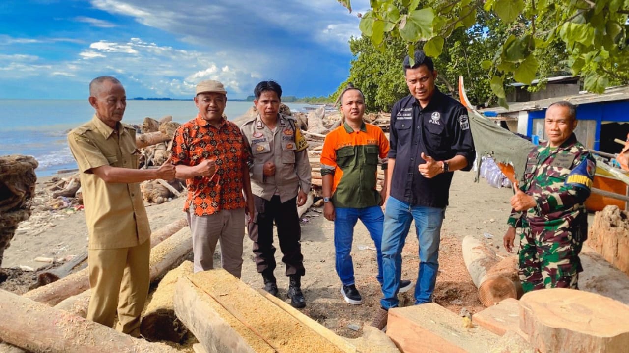 Pendataan Kayu Gelondongan Pasca Banjir di Pantai Patenggangan, Arnedi Yarmen, Aleg PKS Padang Dorong Pemanfaatan Bernilai Ekonomis