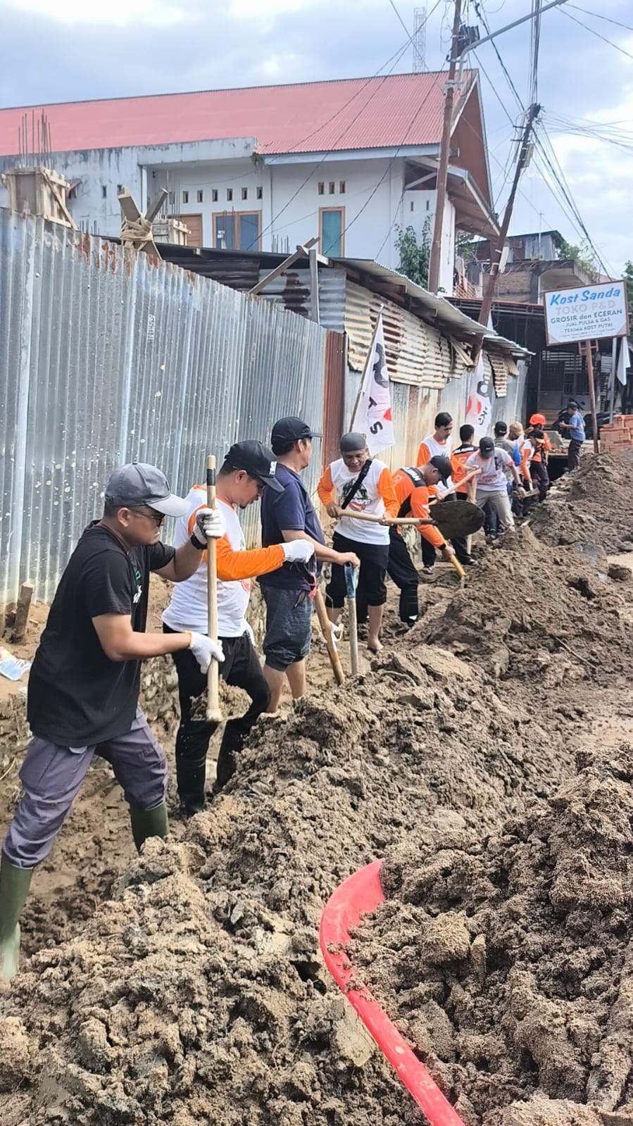 Gotong Royong Anggota PKS Kolaborasi dengan Damkar Padang Bersamai Warga Pauh Pasca Banjir
