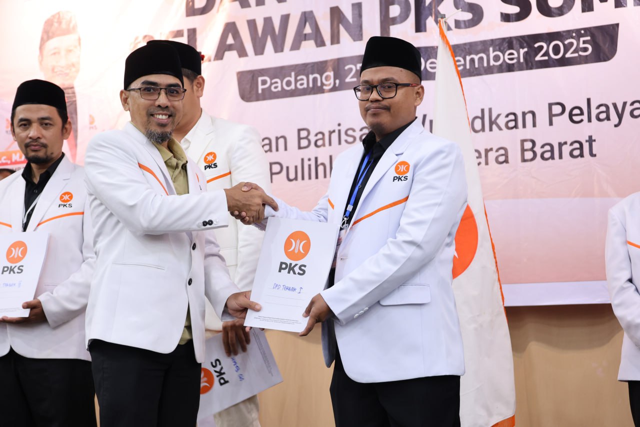 DPD PKS Padang Raih Penghargaan DPD Terbaik dalam Rakerwil PKS Sumbar