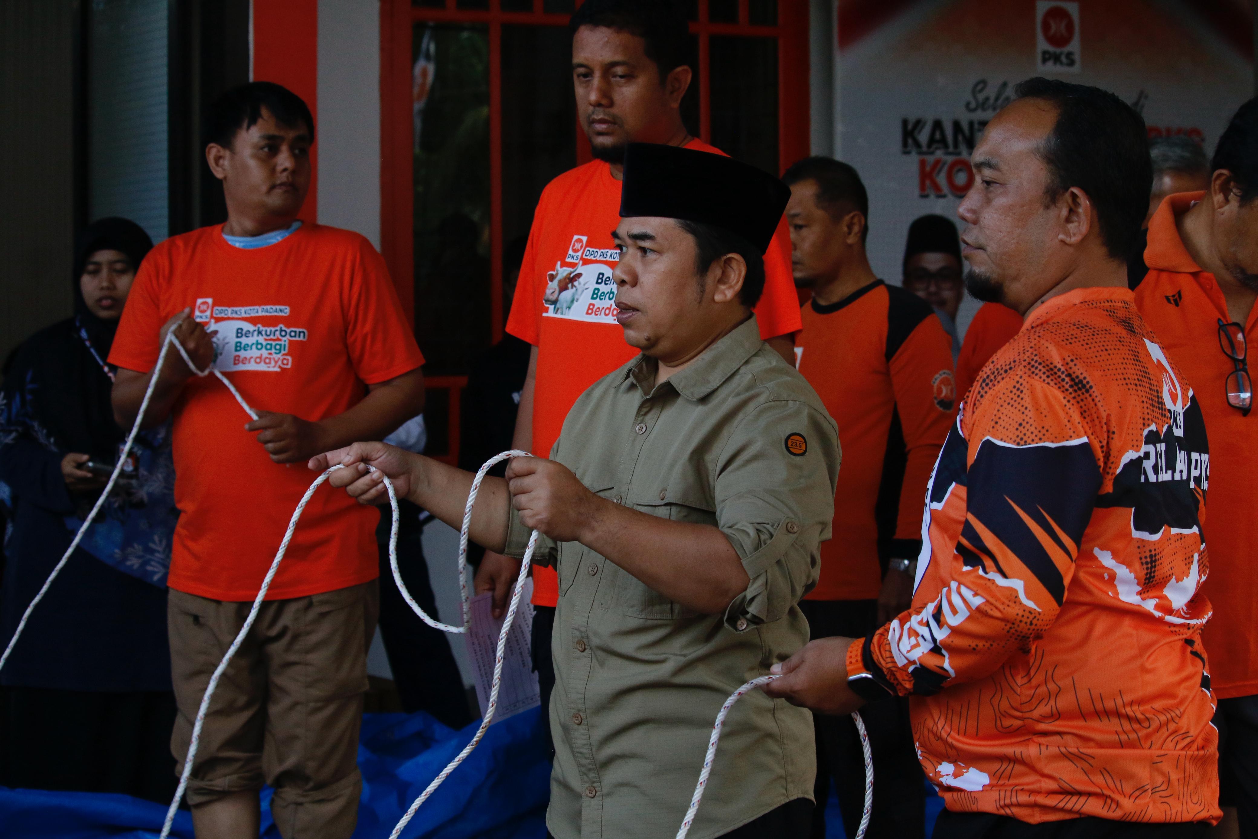 Semangat Berbagi di Hari Raya, PKS Kota Padang Sembelih 10 Ekor Sapi dan 1 Ekor Domba
